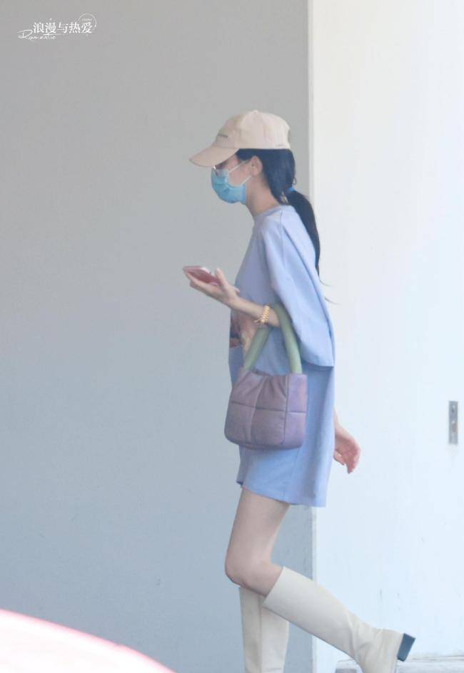 实在太|迪丽热巴机场造型曝光，浅紫T恤秀大长腿，生图实在太抢镜了