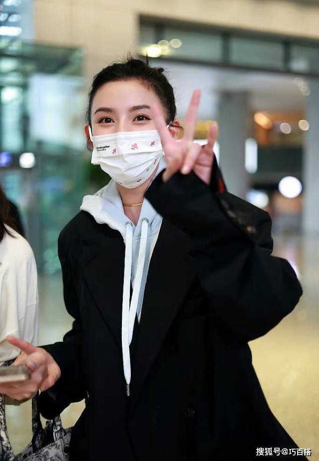 设计|宋祖儿越来越可爱了，穿卫衣短裙走机场，蹦蹦跳跳像是小兔子