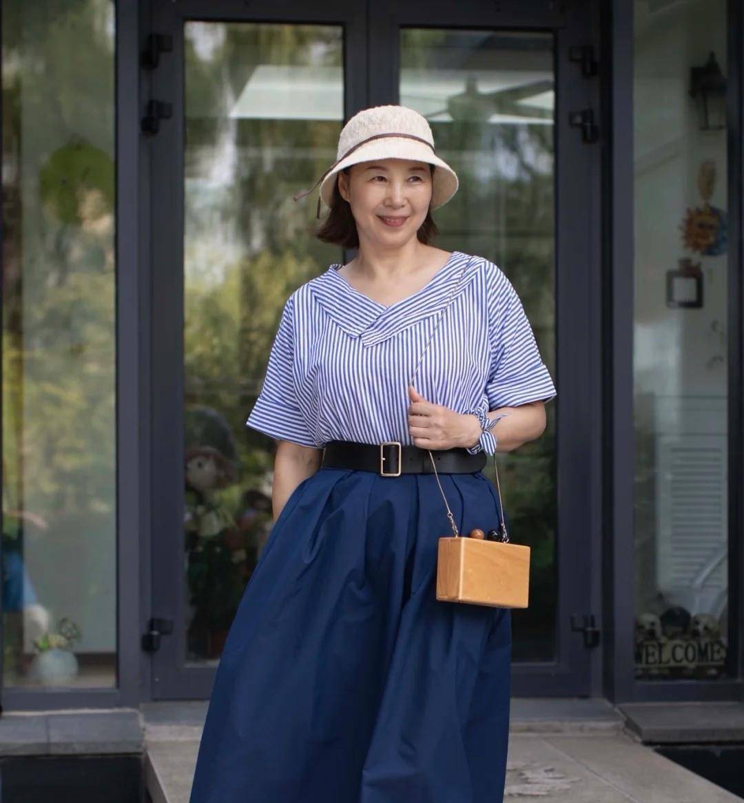 黑色|女人过了60岁别总穿裤装,显胖又不好搭配,裙装舒服时髦又显年轻