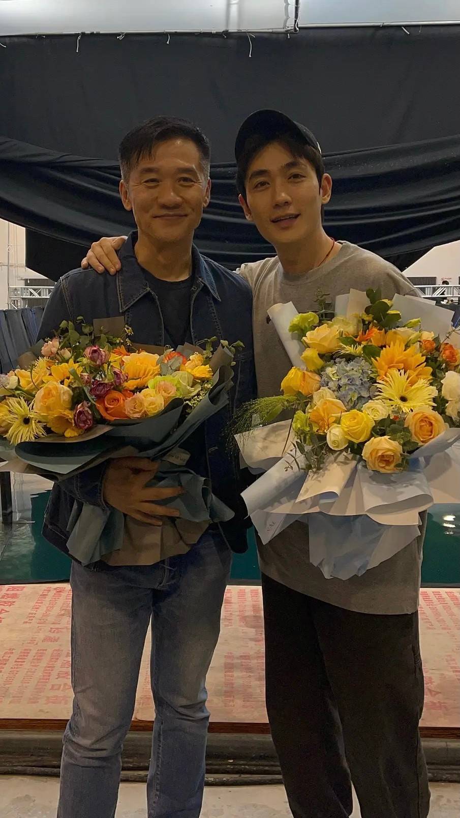 小洪|朱一龙黄志忠互晒剧照，电影峰爆今日开启点映，观众：震撼人心