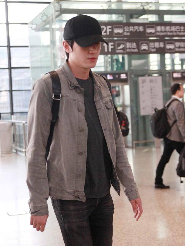 卫衣|林更新生图更真实,美颜后反而没了男人味,穿卫衣也挺帅气