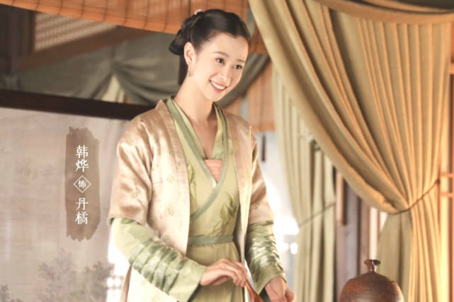 同学|韩烨凭借《玫瑰行者》出圈，蓝盈莹是她的同学，曾在知否中扮丹橘