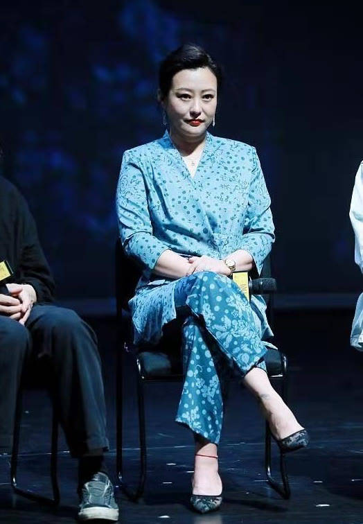 赫蕾|赫蕾当领导后更有范，穿一身印花西装胖得坦荡，气质拿捏的相当好