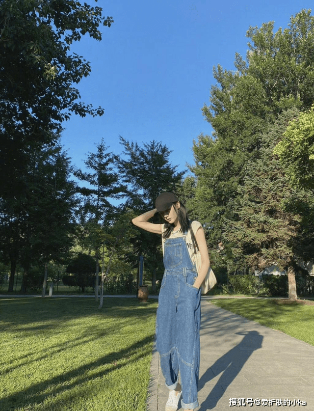 身材|29岁热巴少女感不减，晒出游照穿背带裤像高中生，青春靓丽