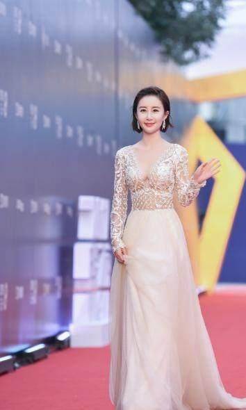 傲人|舒畅穿衣真大胆，为了博眼球，透视装秀性感事业线