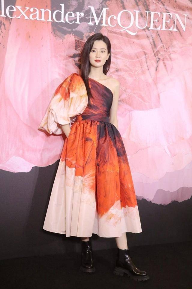 饱和度|乔欣挺有“富家千金”的感觉，身着高开叉裙秀漫画腿，魅惑又撩人