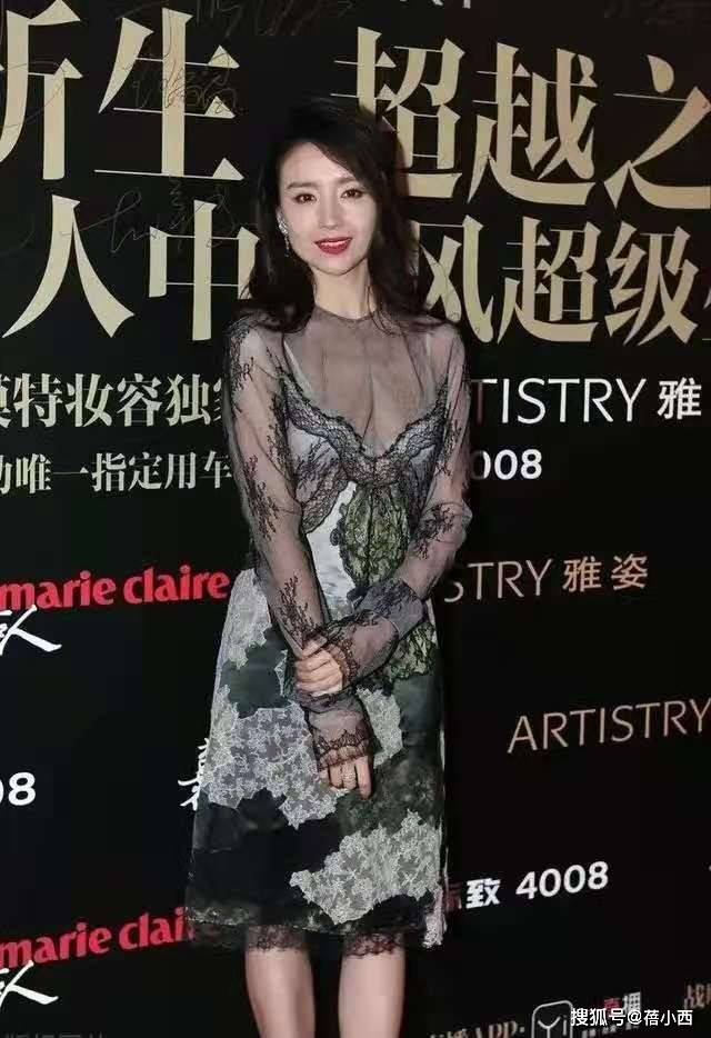黑色|董洁这气质真让人服气，穿薄纱蕾丝裙亮相，虽尺度有点大却很高级