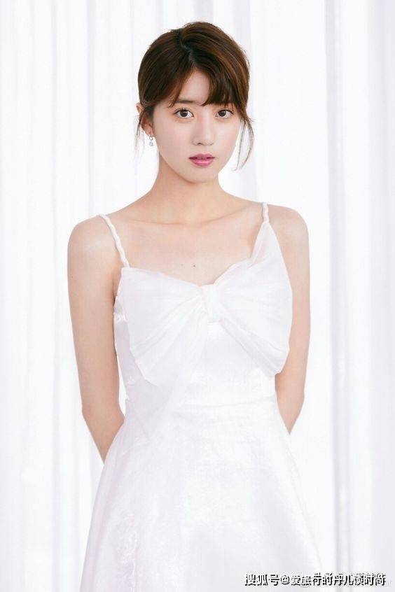 好身材|新加坡大美女李凯馨的时尚穿搭,“高颜值”“好身材”行走的衣架