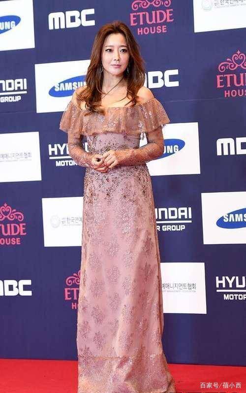 身材|少女感十足,韩国第一美女金喜善越来越年轻,穿粉色西装活力满满