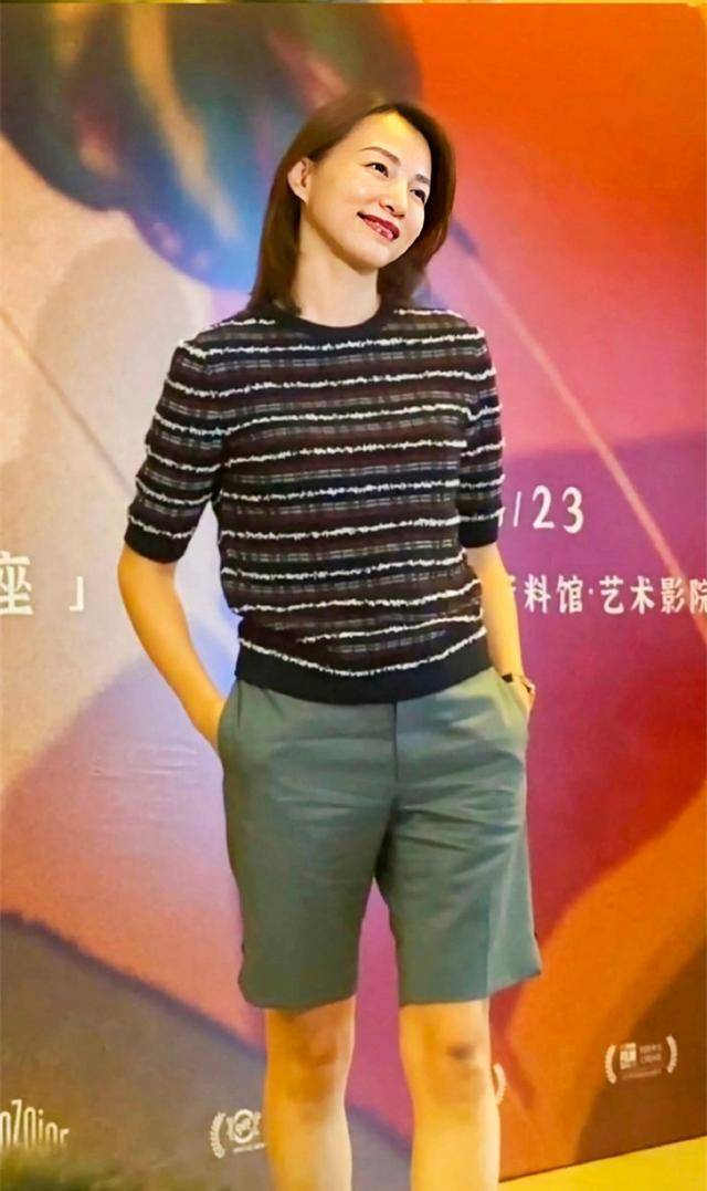 显得|47岁董卿一改优雅风格,穿卫衣搭九分裤休闲减龄,初秋照穿好元气