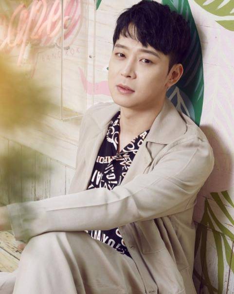 橙色|朴有天复出了?穿学生装拍写真状态好,网友:什么时候安排柯震东