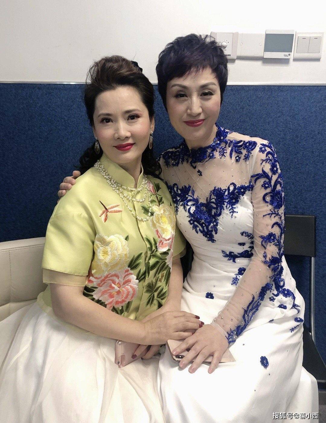 黑色|60后的何赛飞气质真优雅，穿小黑裙配长卷发好美，大婶们该学一学