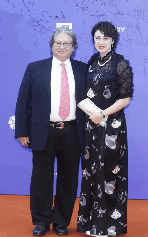 整体|洪金宝小13岁老婆真气质！穿印花裙窈窕又精致，56岁仍有超模身材