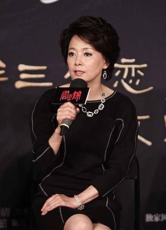 张瑜才|张瑜才是优雅代言人，穿描边黑裙配高跟鞋，妆容素雅大气挺高贵