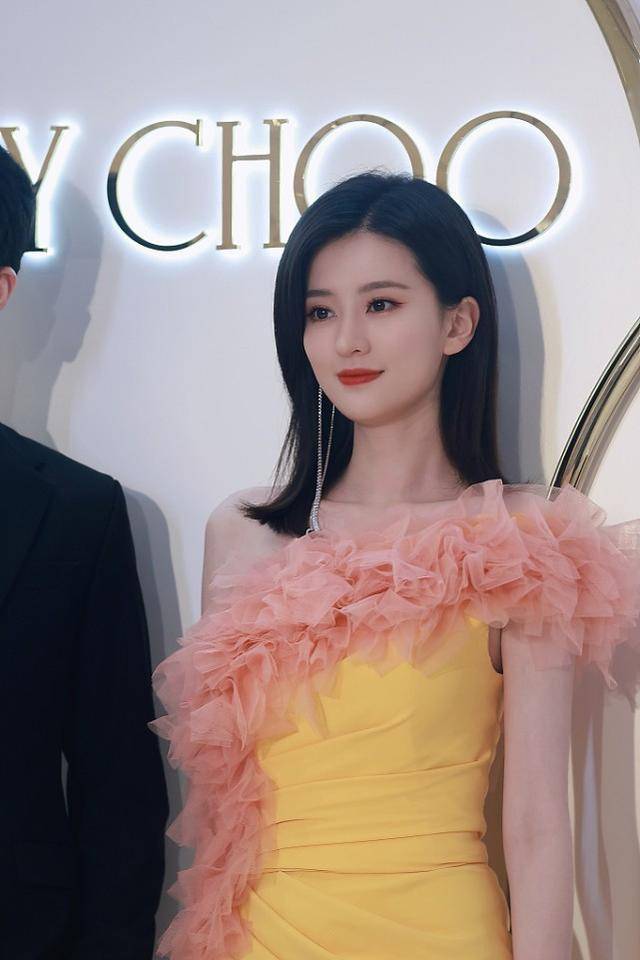 饱和度|乔欣挺有“富家千金”的感觉，身着高开叉裙秀漫画腿，魅惑又撩人