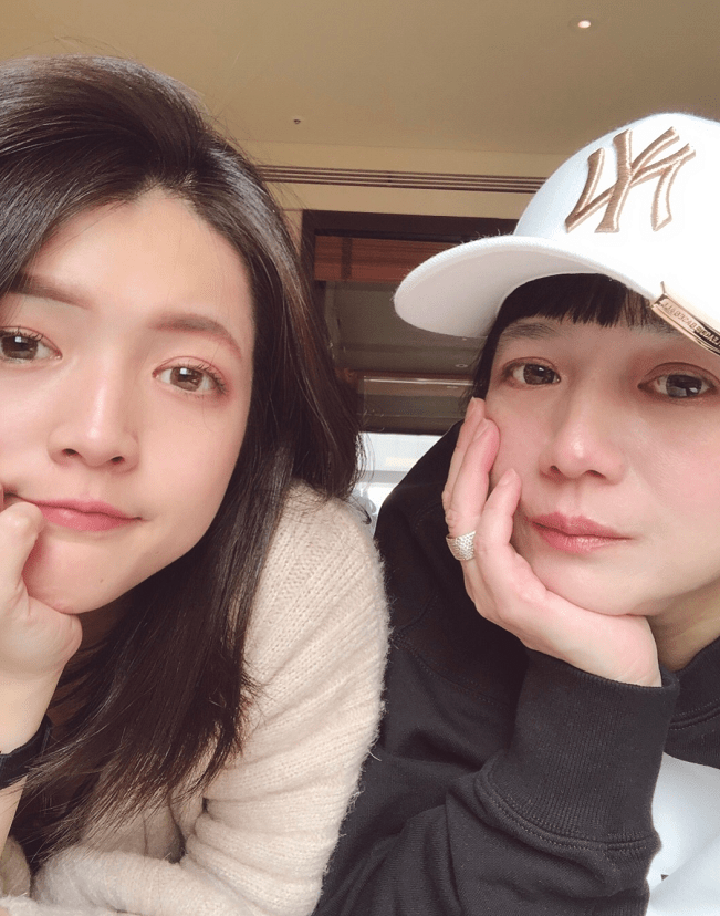 前妻|林瑞阳前妻保养得真好，和女儿同框分不清谁是妈妈，自然状态真美