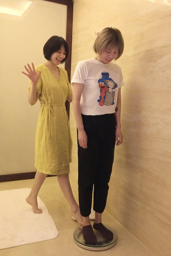 么本日|承认吧！39岁高圆圆不仅长得美，衣品更是一流，蓝配白堪称经典