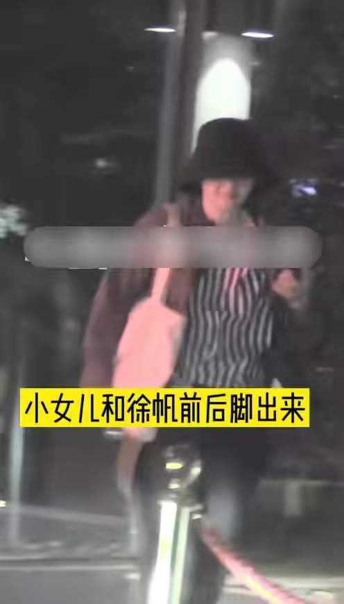 养女|冯小刚一家三口罕亮相,15岁养女长发披肩打扮靓,父女共用一张脸