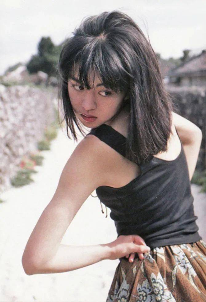 鹫尾依纱子鹫尾依纱子曾主演日本电影《受伤》而备受瞩目,并接演过