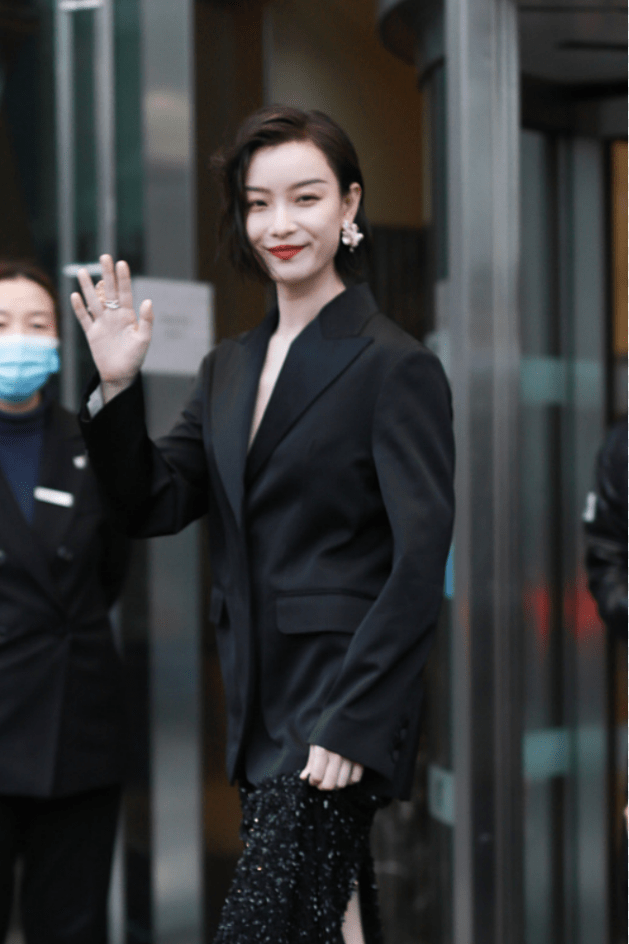 廓形|倪妮的生图比精修图还要美，穿西装配开叉裙，露出长腿又细又直