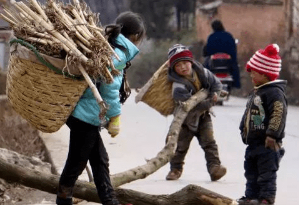 嘲讽|二胎妈妈给孩子买蛋糕边角料，遭众人嘲讽，养不起为什么要生