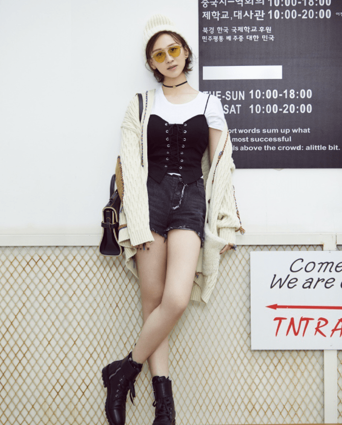 一身|赵丽颖穿得真有秋日气息，穿一身黑配针织“袖套”，显瘦还好时髦