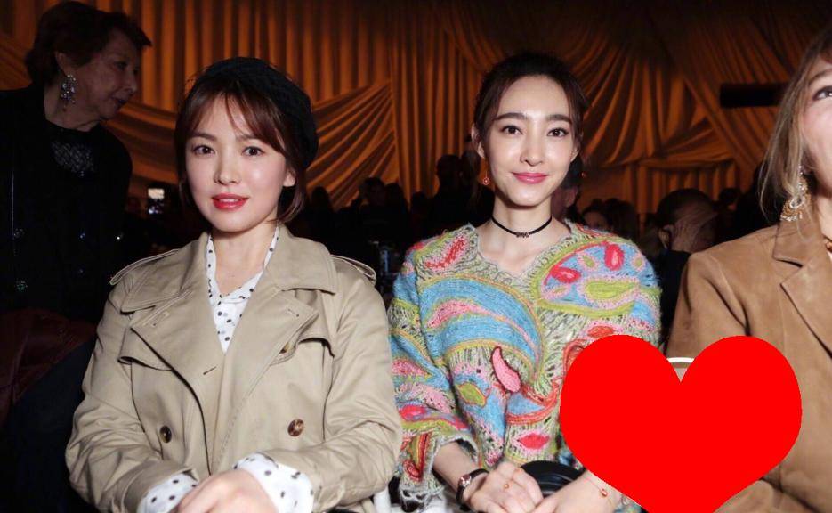 黑色|宋慧乔和王丽坤只差3岁，但是搭配得很成熟，气质相差很大