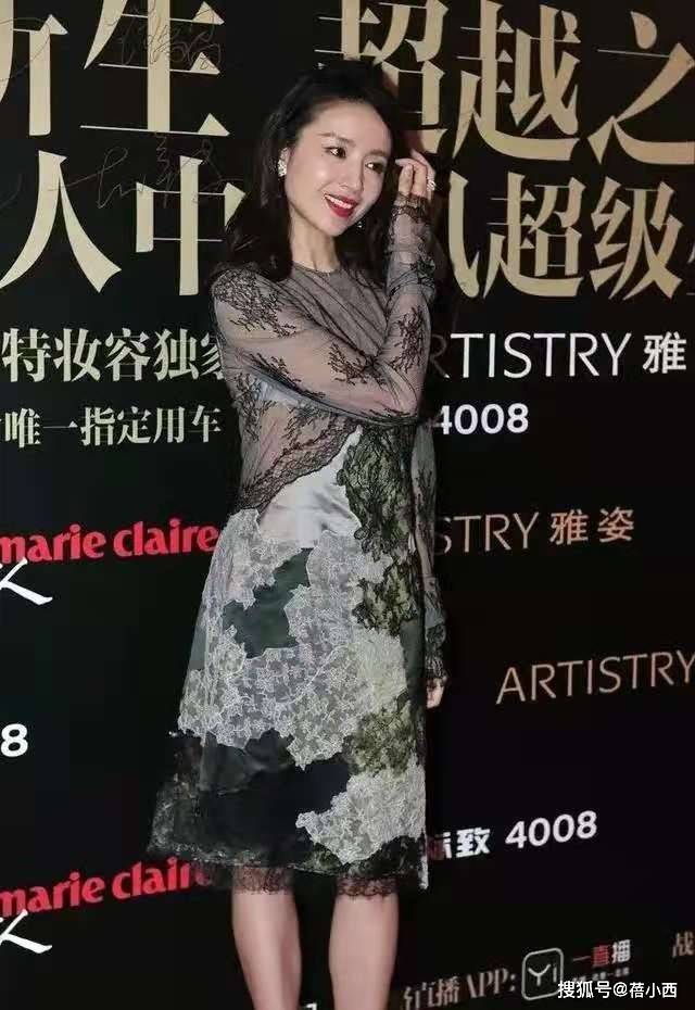 黑色|董洁这气质真让人服气，穿薄纱蕾丝裙亮相，虽尺度有点大却很高级
