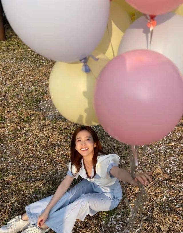 颜色|还记得“严莉莉”吗，刘美含长大有点不敢认，一身甜系穿搭好清纯