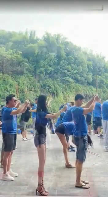 八卦爆料|电影《前尘》开机仪式，两位女主角为抢镜不好好穿衣，遭网友狂批