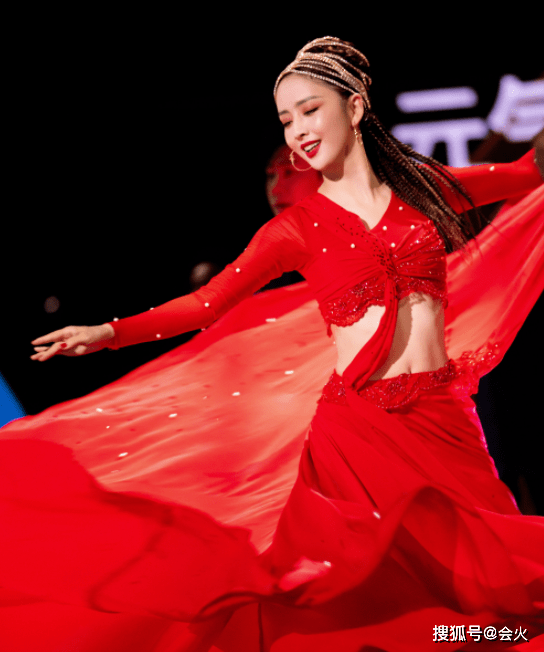一行|佟丽娅带儿子聚餐被偷拍！素面朝天锁骨精致，5岁儿子身材肉嘟嘟