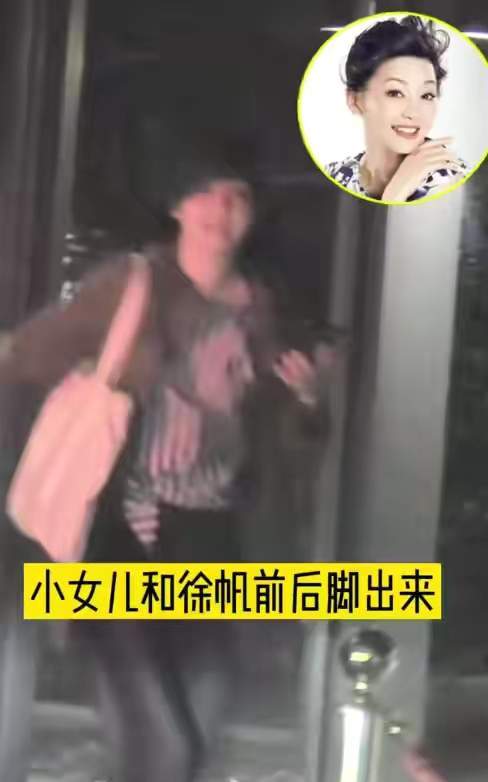养女|冯小刚一家三口罕亮相,15岁养女长发披肩打扮靓,父女共用一张脸