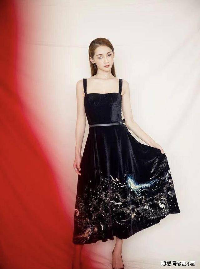 黑色|郑恺老婆苗苗的气质真天然，穿T恤配印花裤就出门，根本无需美颜