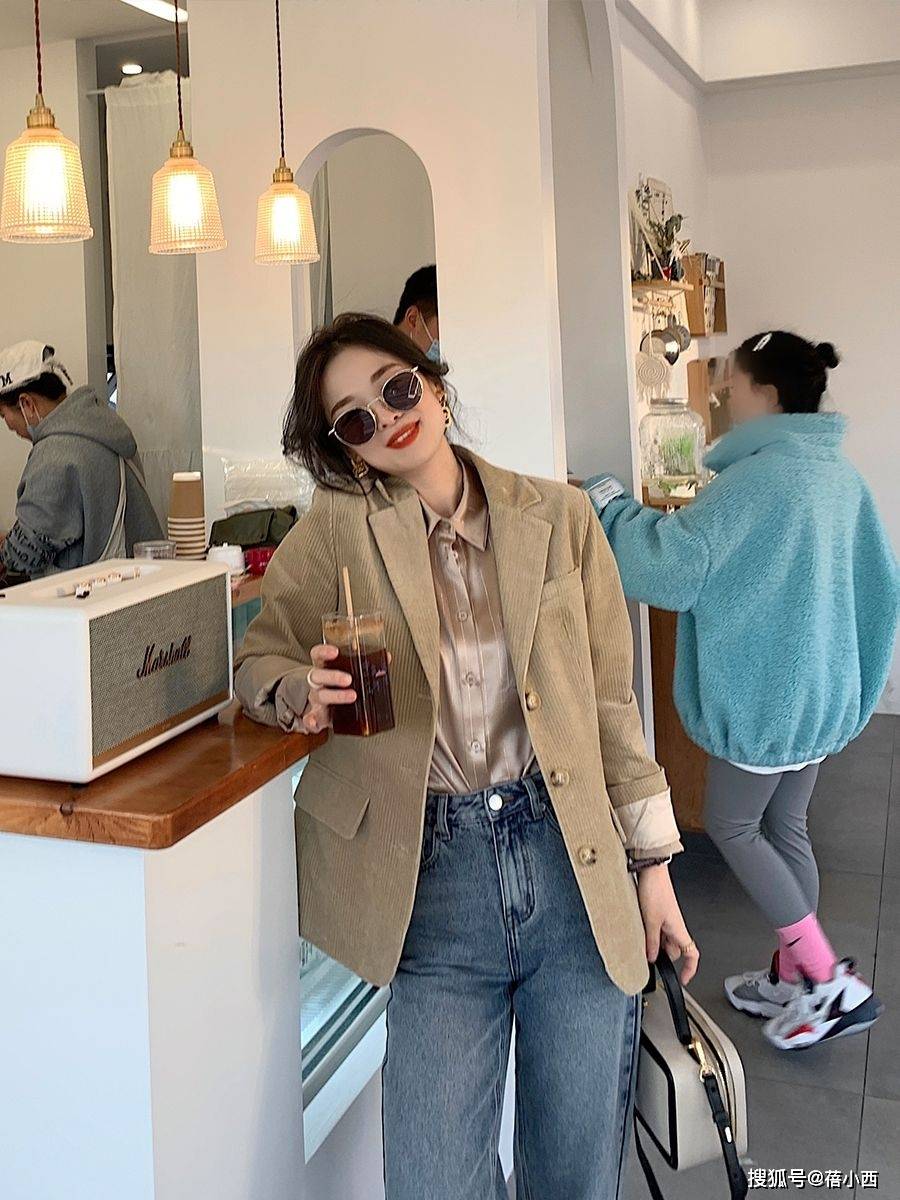 花样|美女的气质之道，精致的穿搭不用繁琐，一件“衬衫”穿出花样造型