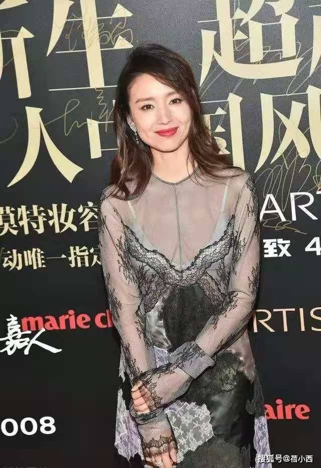 黑色|董洁这气质真让人服气，穿薄纱蕾丝裙亮相，虽尺度有点大却很高级