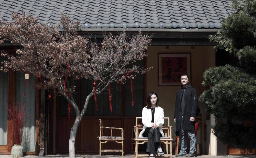 哈金|李亚鹏拍情侣写真,小女友穿白西装气质清冷,像极了年轻时的王菲