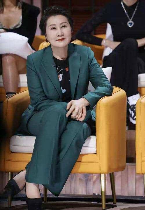 身材|张凯丽潇洒走机场,穿搭时髦却遮不住发福身材,终于有了老年气息