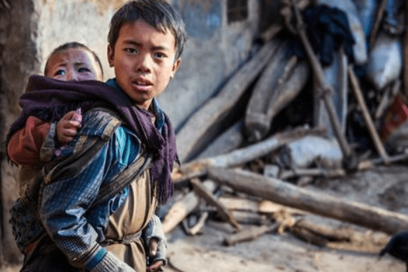 嘲讽|二胎妈妈给孩子买蛋糕边角料，遭众人嘲讽，养不起为什么要生