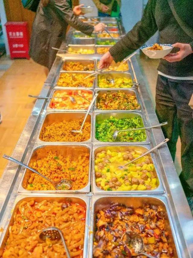 原创街边自助食堂分时段收费50多个品种10元管饱老板不图挣钱