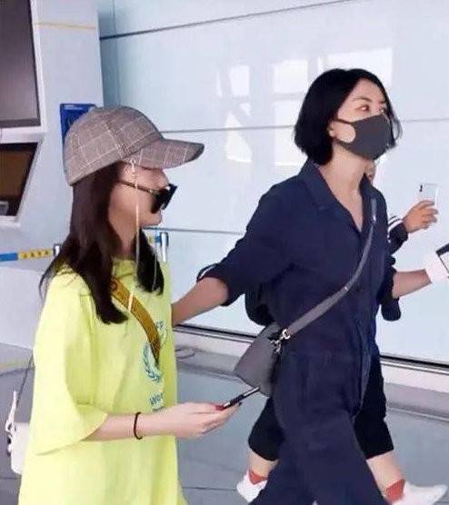 黑发|李嫣和闺蜜聚餐,换回黑发色很青春,穿两分裤秀腿衣着依旧很大胆