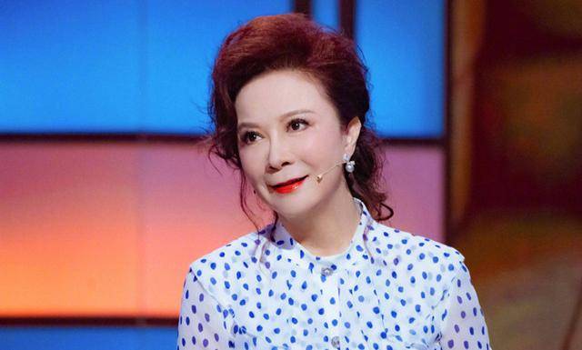 材质|姜还是老的辣!60岁蔡明穿绿裙红发同央视主持跳舞,李思思被碾压