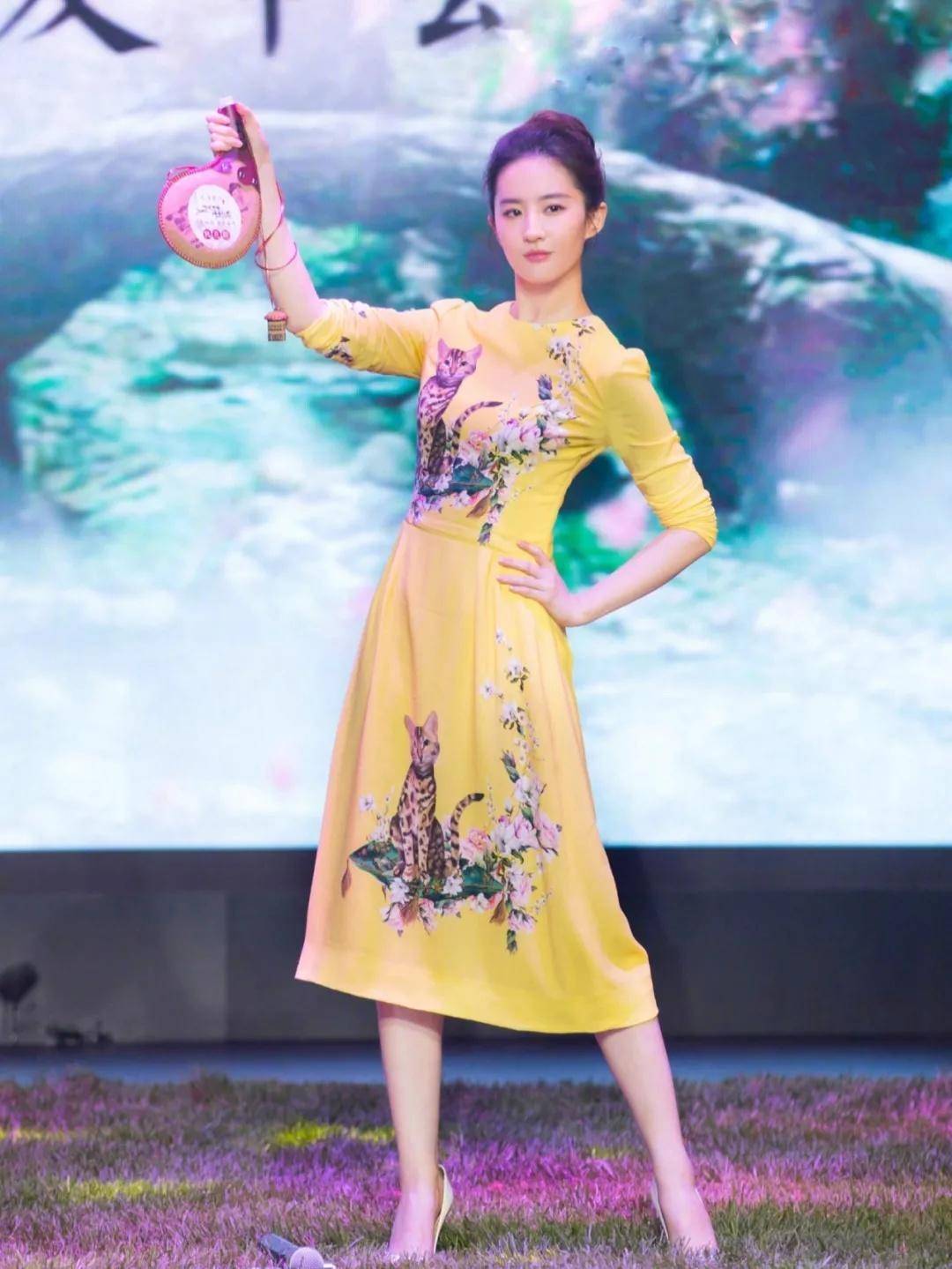 美得|刘亦菲的原装脸就是耐看,一袭黄色连衣裙甜美温柔,美得让人心动