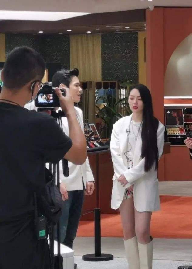 一身|郭碧婷豪门生活真幸福,脸部发福圆似满月,穿宽肩西装一脸阔太样