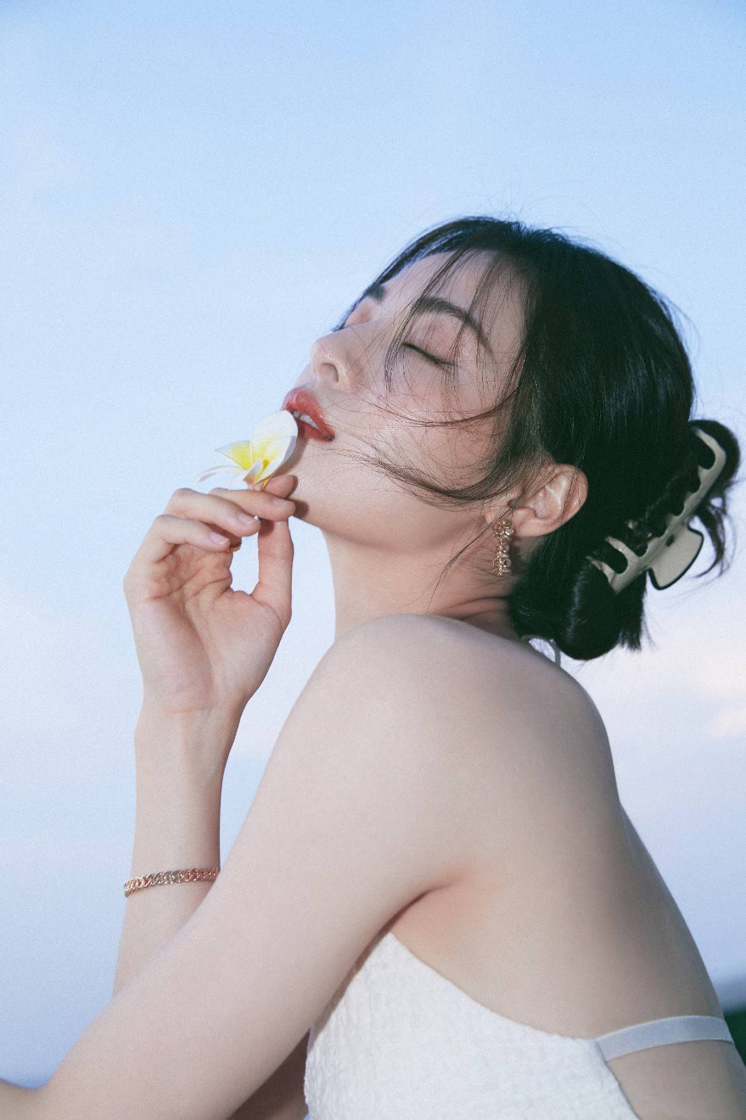 鱼尾|钟楚曦晒时尚大片，穿吊带鱼尾长裙，微乱发丝风情万种美成了仙女