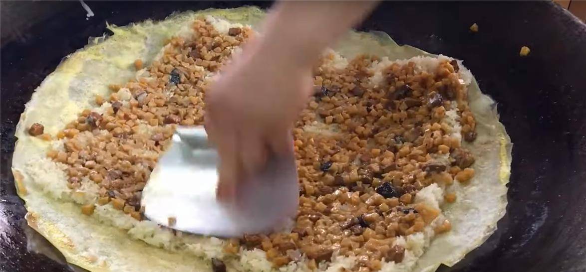 浇头|大叔街头卖“热销”早餐，5元一份遭哄抢，一天上百份都不够卖！