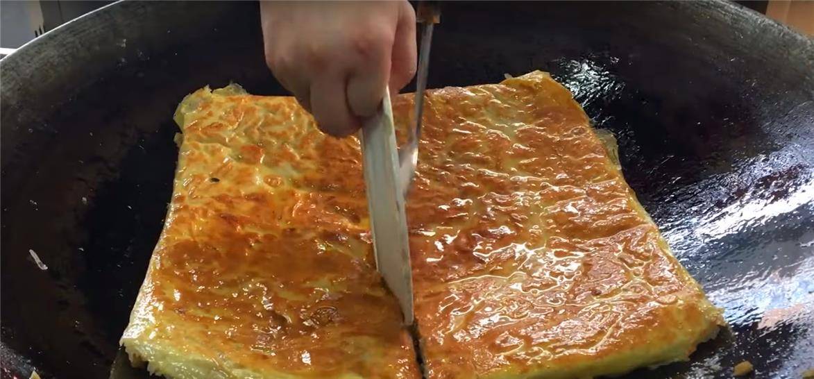 浇头|大叔街头卖“热销”早餐，5元一份遭哄抢，一天上百份都不够卖！