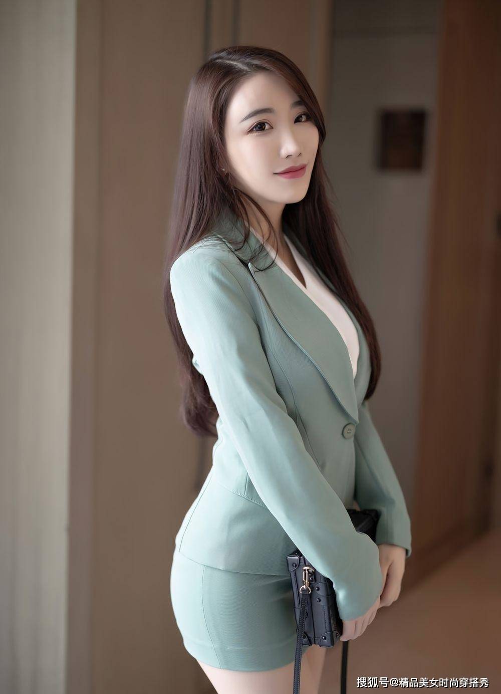 整体|让人耳目一新的浅绿色西装套装裙，干练优雅的同时也很有活力