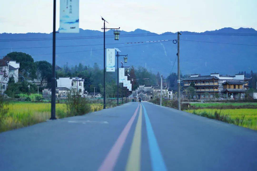 烟雨任|一座搬来的古村，20余栋几近坍塌的徽派民居，拼成了黟县画里乡村