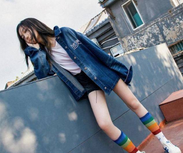 黑发|李嫣和闺蜜聚餐,换回黑发色很青春,穿两分裤秀腿衣着依旧很大胆