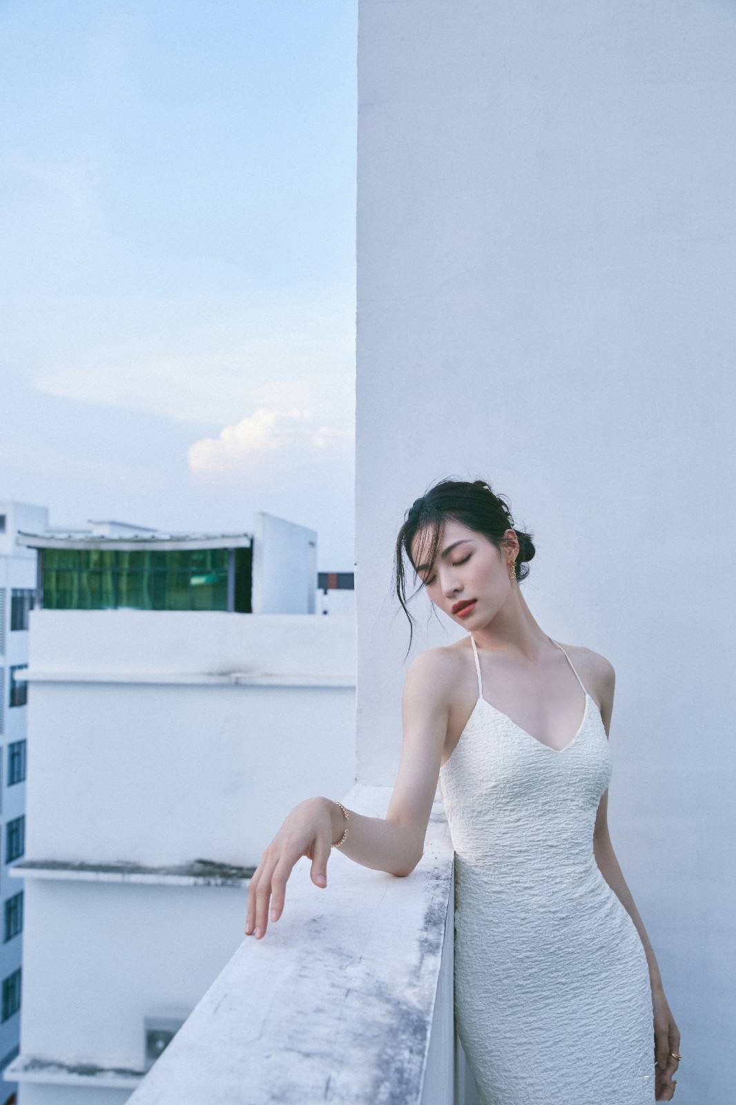 鱼尾|钟楚曦晒时尚大片，穿吊带鱼尾长裙，微乱发丝风情万种美成了仙女